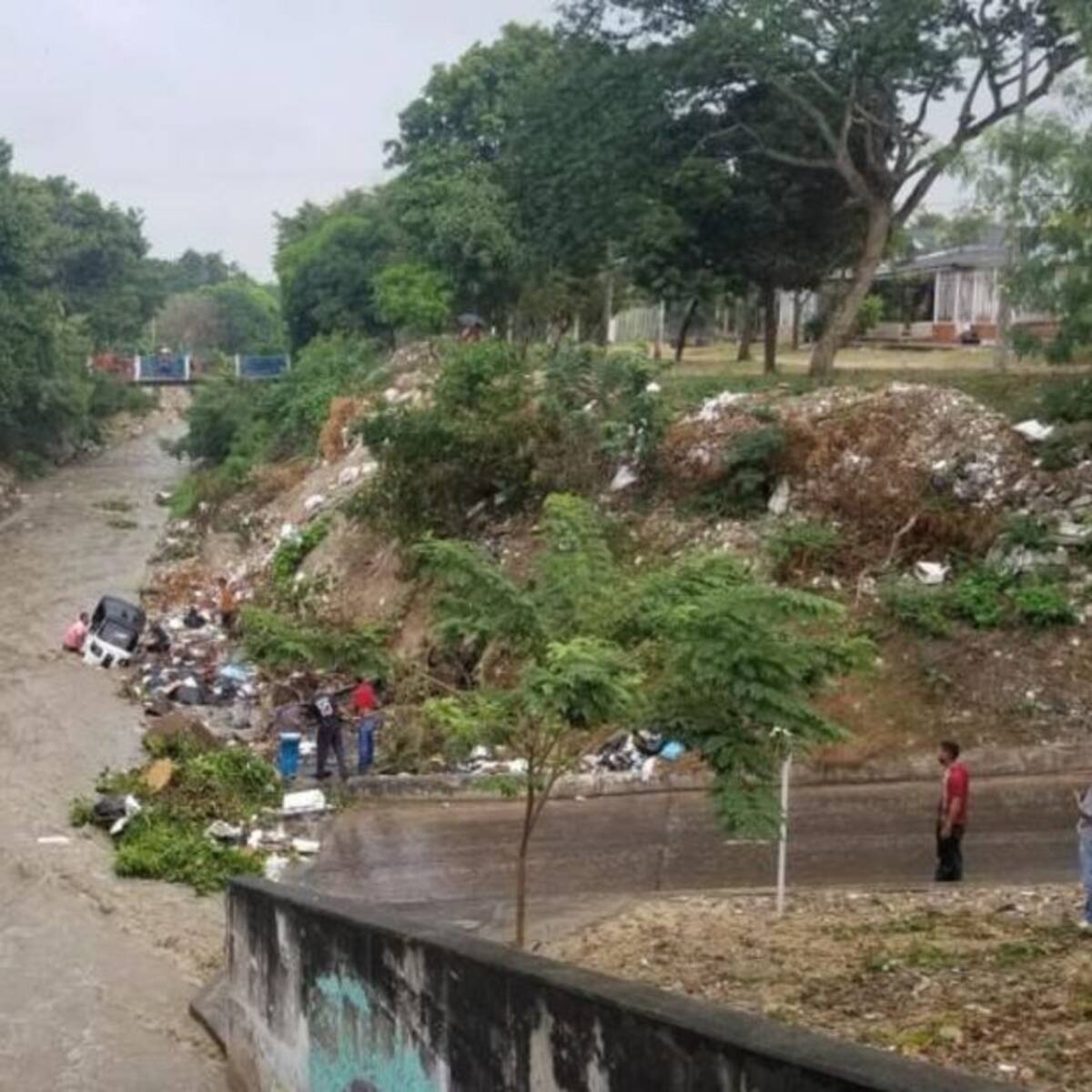 Arroyo arrastró a un taxi y a un motocarro en Soledad, Atlántico
