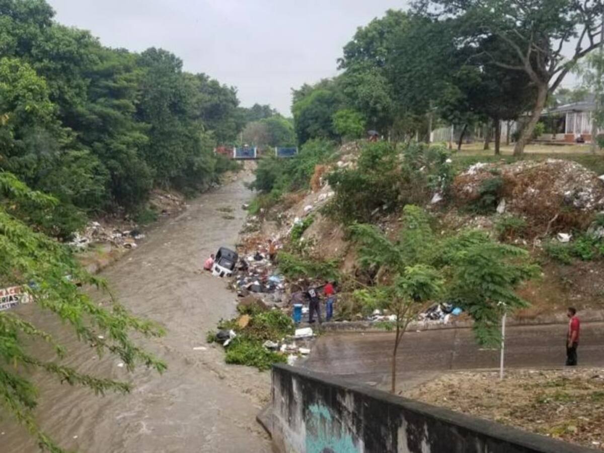 Arroyo arrastró a un taxi y a un motocarro en Soledad, Atlántico
