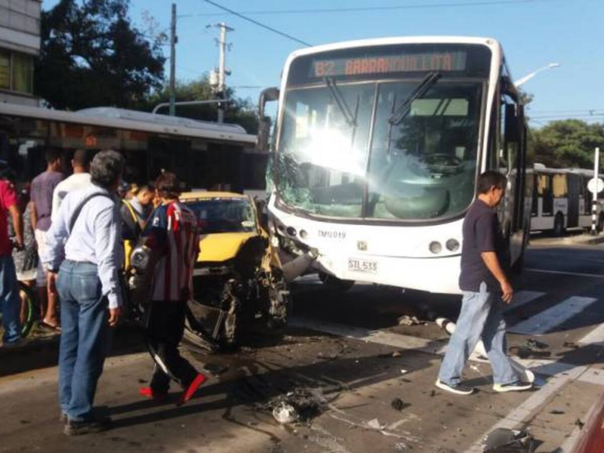 Accidente entre un Transmetro y un taxi deja 7 personas heridas