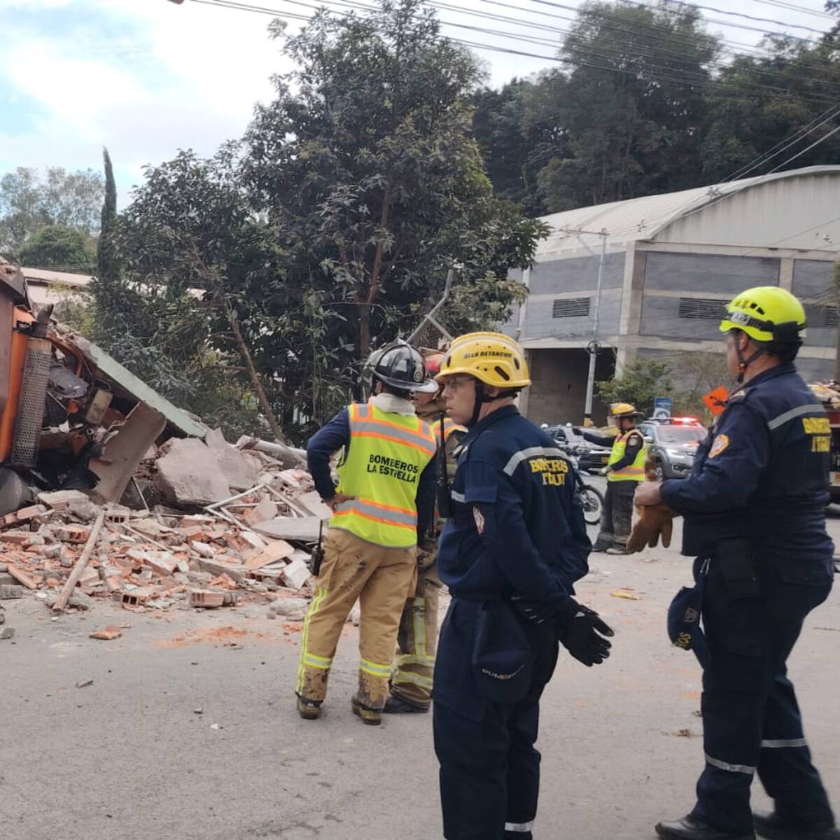 En La Estrella, una volqueta sin frenos chocó y el conductor murió; cuatro personas quedaron heridas