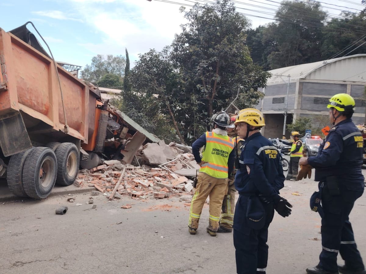 En La Estrella, una volqueta sin frenos chocó y el conductor murió; cuatro personas quedaron heridas