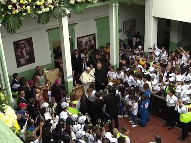 El papa Francisco se conmueve con los niños del hogar San José en Medellín