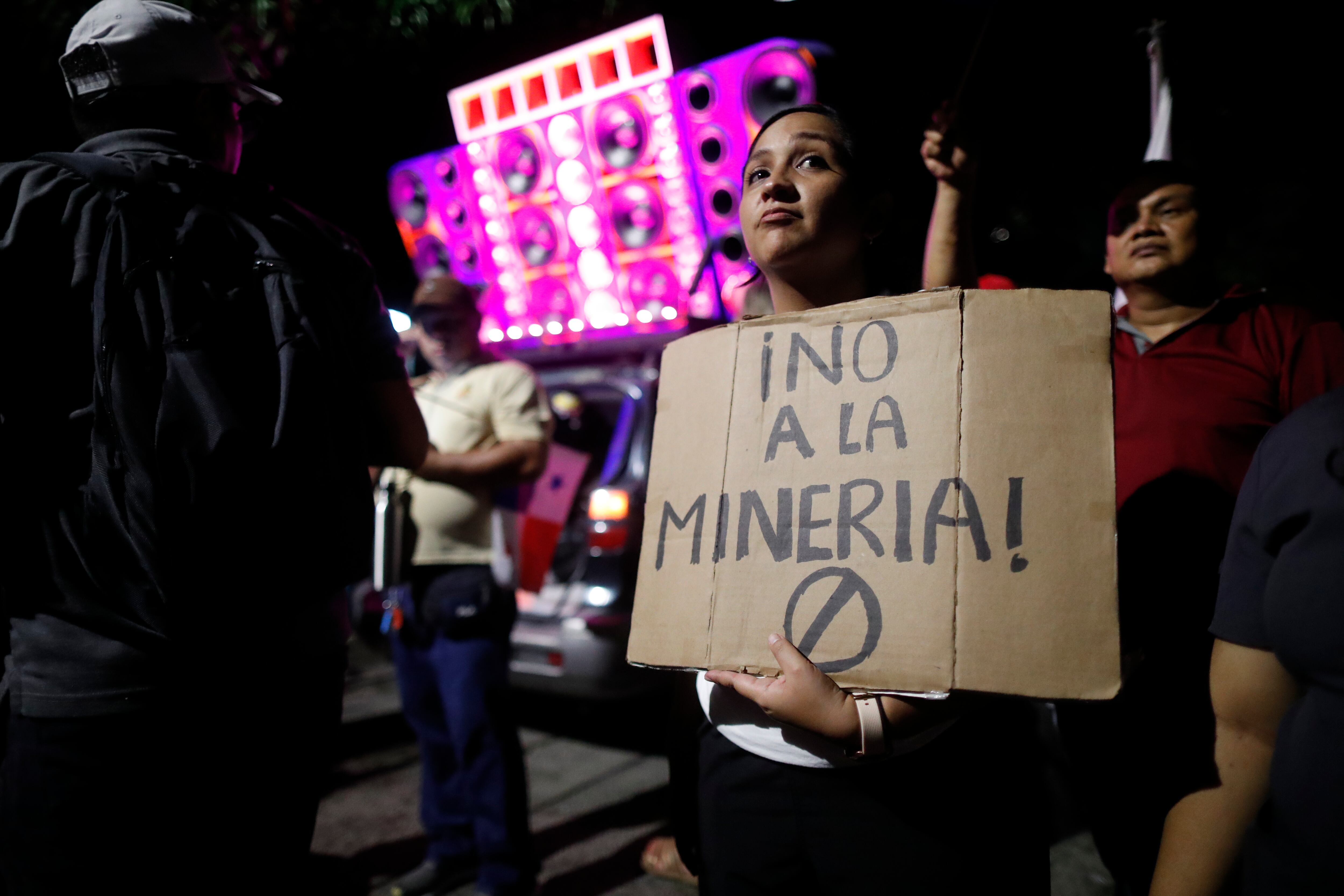 ACOMPAÑA CRÓNICA: PANAMÁ PROTESTAS***AME9570. CIUDAD DE PANAMÁ (PANAMÁ), 24/11/2023.- Personas se manifiestan hoy en contra de la concesión a una filial de la minera canadiense First Quantum Minerals (FQM), frente a la sede de la Corte Suprema en Ciudad de Panamá (Panamá). Miles de panameños esperan con "optimismo" la decisión de la Corte Suprema de Justicia (CJS) sobre el contrato con Minera Panamá, filial de la canadiense First Quantum Minerals, que podría poner fin a la crisis interna que desde hace un mes azota al país. "Optimismo", "estrés" y "expectante" son algunas de las expresiones que repiten los panameños ante la reunión de los nueve magistrados que componen el pleno de la CSJ, que iniciaron esta mañana una sesión permanente para analizar las demandas de inconstitucionalidad en contra de ese contrato ley. EFE/ Bienvenido Velasco