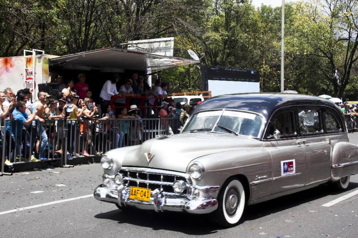 Desfile de autos clásicos y antiguos en la Feria de las Flores