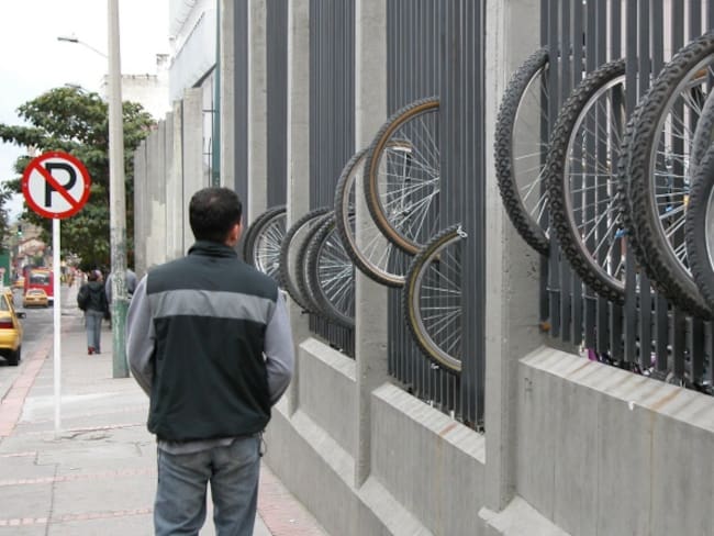 Distrito y empresa privada entregan cicloparqueaderos