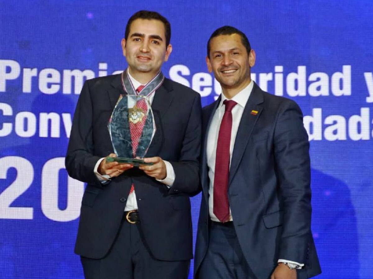 Gobernador de Bolívar recibe premio por gestión en convivencia y seguridad