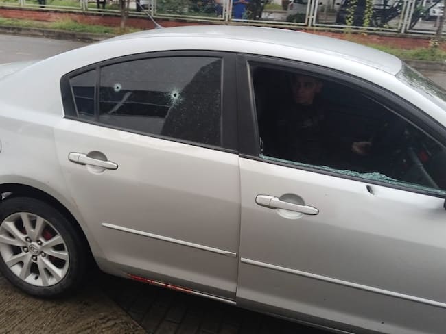 Este es el vehículo en el que se movilizaban el director de la cárcel de Neiva, su hijo de 11 años y el subdirector del centro penitenciario, y donde fueron atacados en un atentado armado que dejó como víctima fatal al menor y mantiene en delicado estado de salud al subdirector, coronel (r) Renato Solano Osorio.