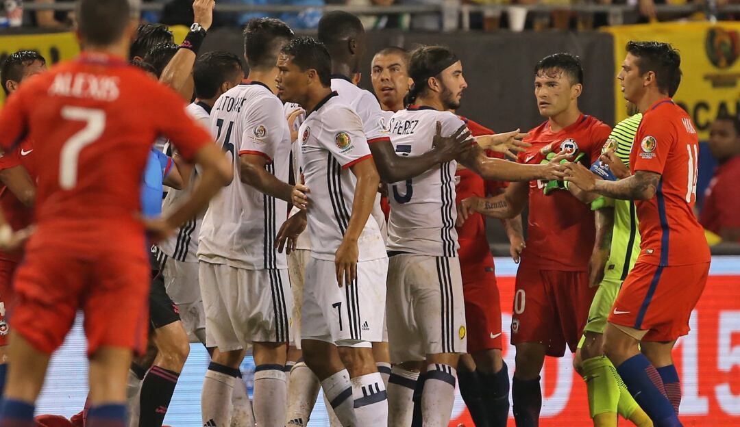 Colombia enfrentando a Chile en la semifinal de la Copa América Centenario en 2016