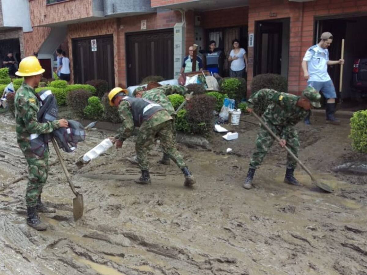 En Copacabana, ingenieros militares ayudan a los afectados por lluvias