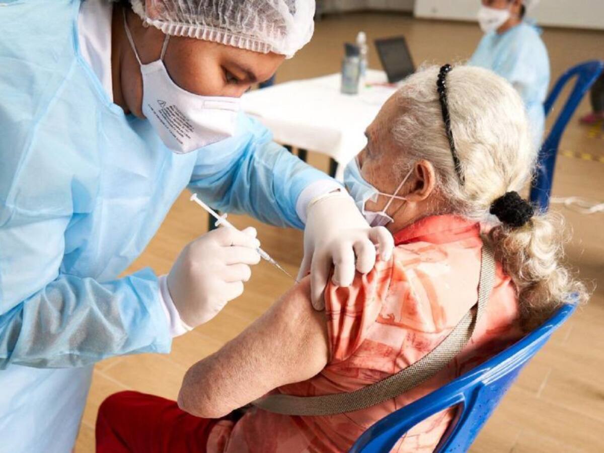 No hay vacunas para segundas dosis de mayores de 75 años de Sinovac