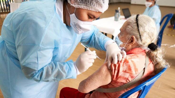 No hay vacunas para segunda dosis de mayores de 75 años de Sinovac