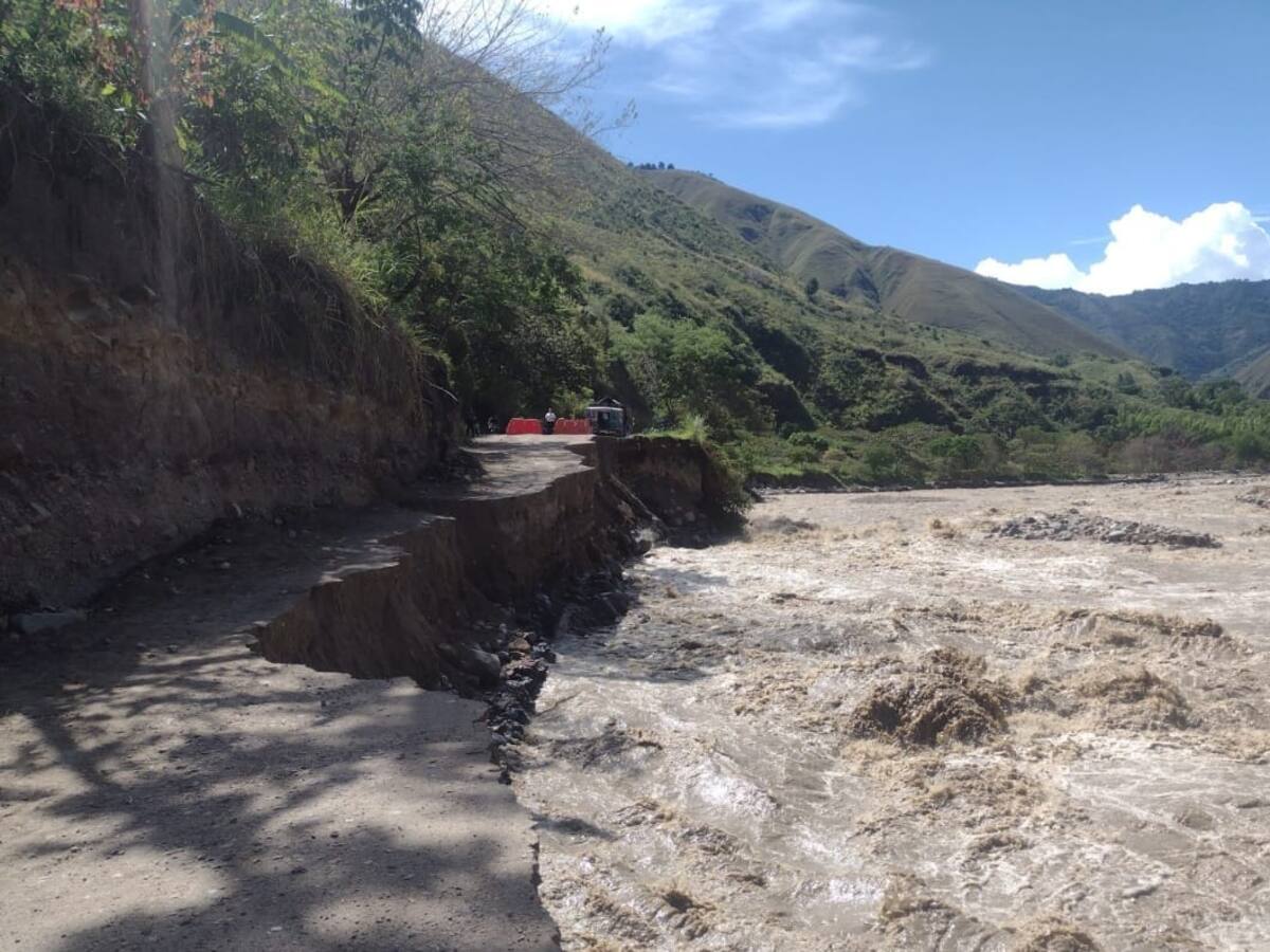 Avanzan trabajos para habilitar la vía Huila-Cauca