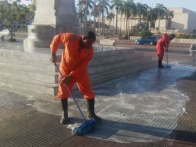 Realizan limpieza en el Camellón de los Mártires en Cartagena