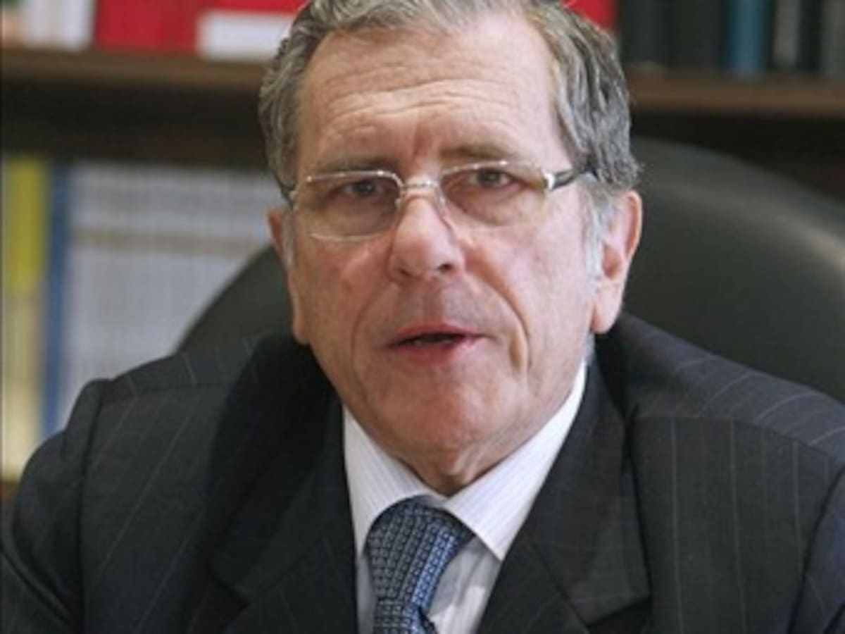 Conservadores: Holguín se retira. Araujo anuncia que va aún frente a Uribe