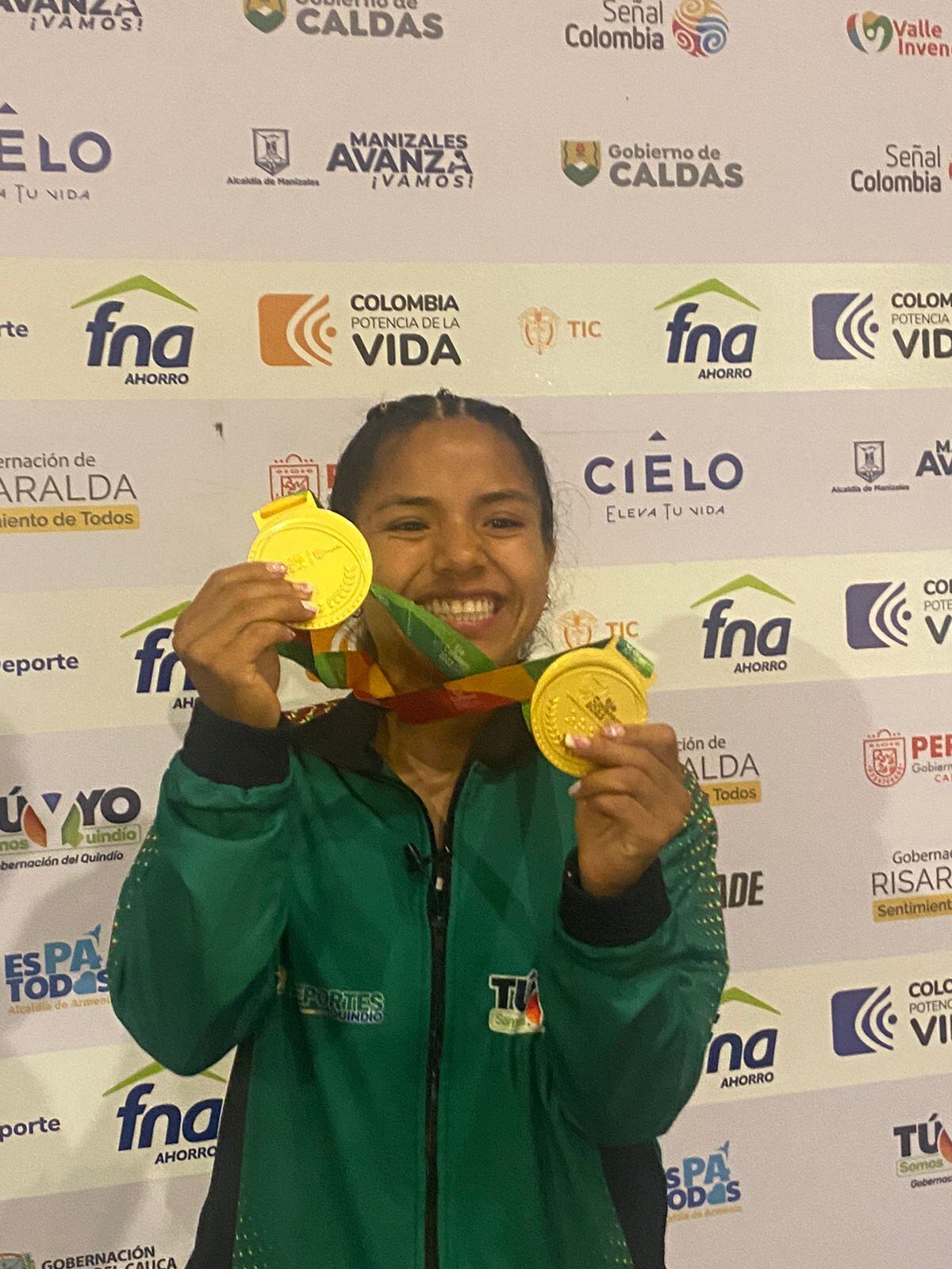 Julieth Alexandra Jiménez Palechor con sus dos medallas de ORO en levantamiento de pesas para el Quindío en Juegos Nacionales. Foto Cortesía Luís Carlos Rodríguez