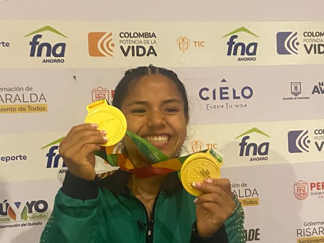 Julieth Alexandra Jiménez Palechor con sus dos medallas de ORO en levantamiento de pesas para el Quindío en Juegos Nacionales. Foto Cortesía Luís Carlos Rodríguez