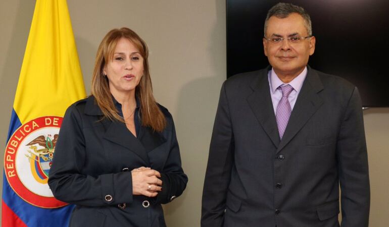La ministra del Trabajo, Griselda Yaneth Restrepo, y el nuevo director Nacional del Sena. 