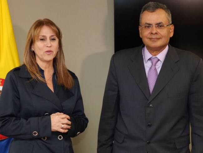 La ministra del Trabajo, Griselda Yaneth Restrepo, y el nuevo director Nacional del Sena. 