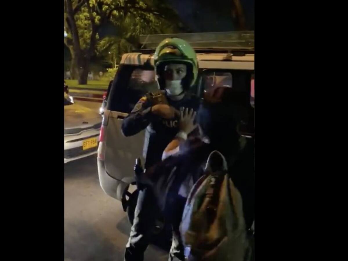 Plantón en Cali por muerte de mujer causa enfrentamiento con un Policía