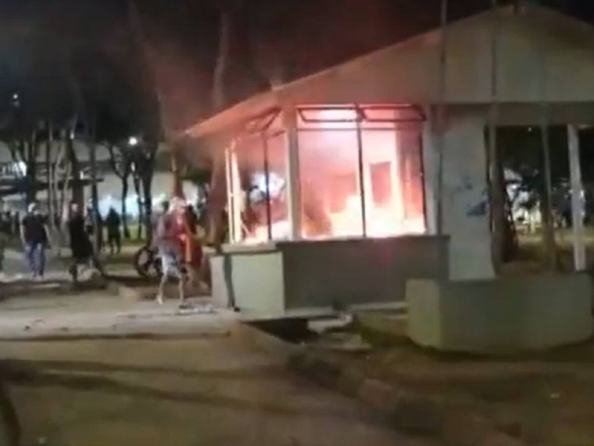 VIDEO: Queman CAI y un banco en Bucaramanga