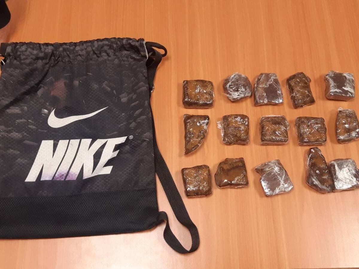 Sorprenden adolescente de un colegio al parecer vendiendo droga camuflada en un brownie