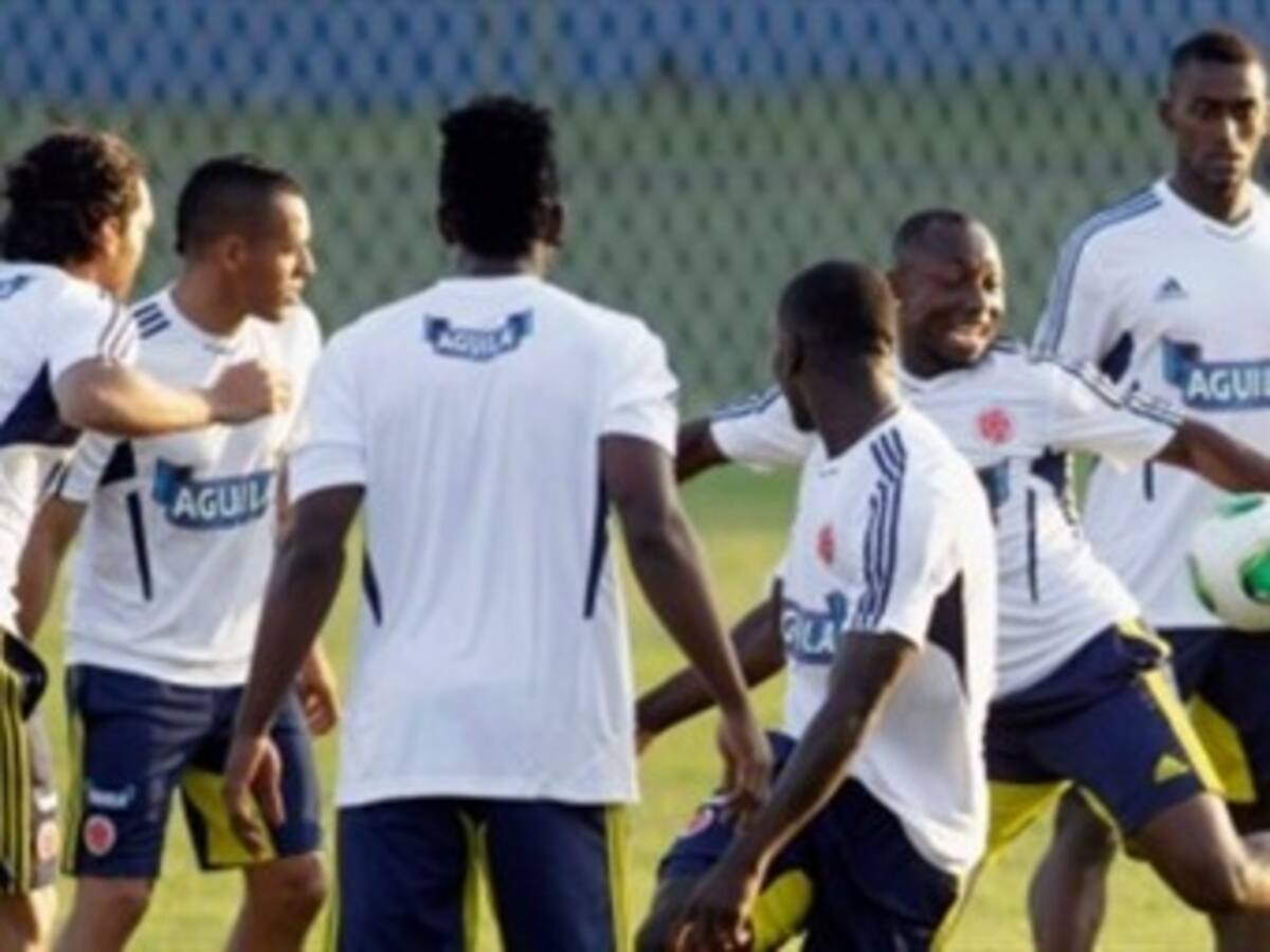 Colombia sin Falcao visita a Paraguay, que comenzó su ''refundación''