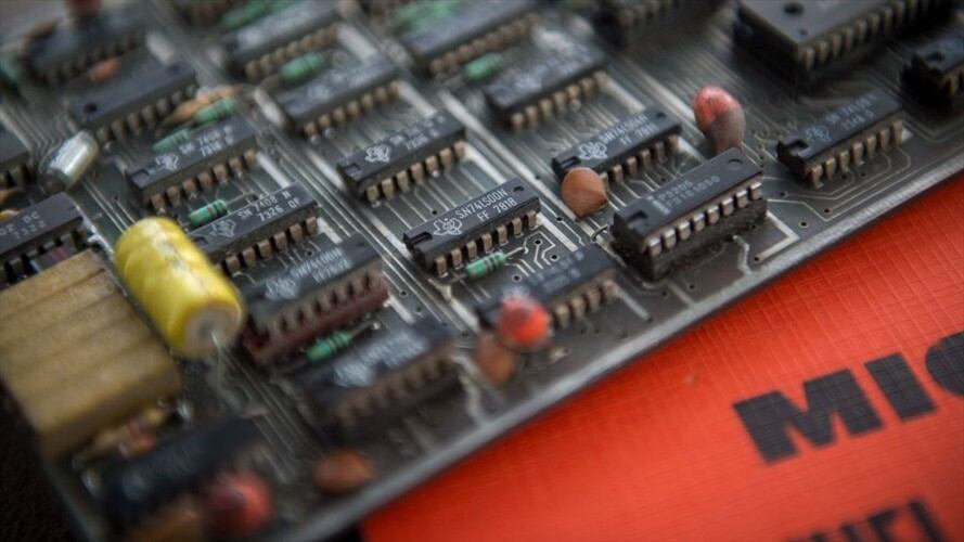 Intel subraya que “no es cierto” que ese déficit de seguridad, que afecta a las unidades de procesamiento central (los microchips), solo aparezca en sus productos. Foto: Getty Images