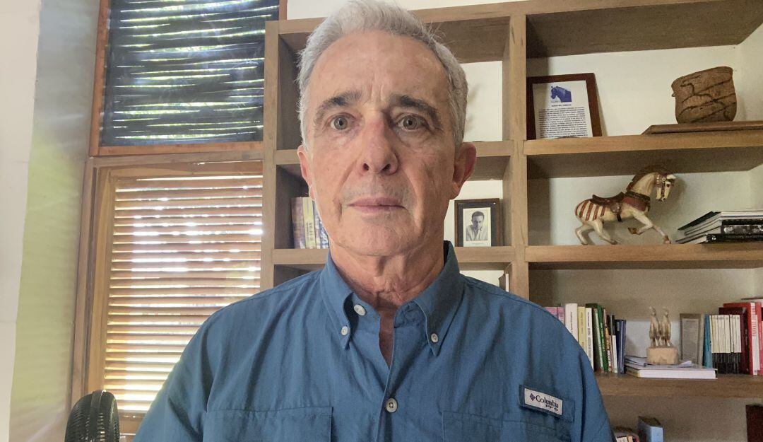 12 de agosto de 2020. Expresidente Álvaro Uribe es reseñado como preso por presunta manipulación de testigos. Colprensa - captura pantalla Twitter