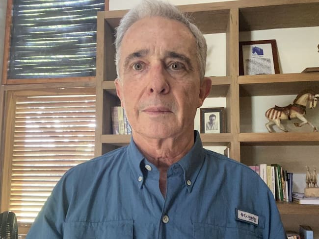 12 de agosto de 2020. Expresidente Álvaro Uribe es reseñado como preso por presunta manipulación de testigos. Colprensa - captura pantalla Twitter