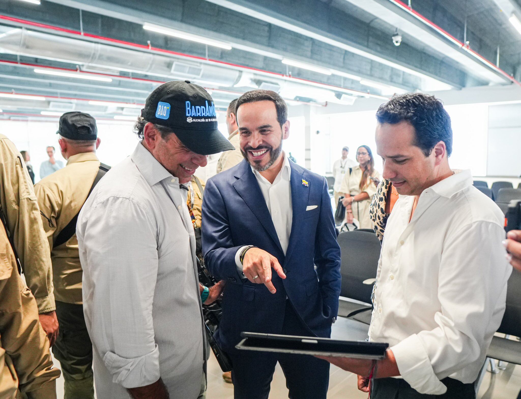 Visita del presidente Abelardo De la Espriella al aeropuerto Ernesto Cortissoz. Foto: @AlejandroChar