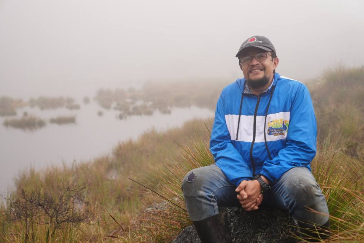 Edwin Navas conoce con lujo de detalles las lagunas del Cornal, un tesoro hídrico de los municipios de Cácota y Silos que fue sagrado para los indígenas. Con su proyecto ‘Alojamientos rurales Shambala’, lleva a los turistas a recorrer esta zona y les cuenta sobre su importancia ambiental y ancestral.