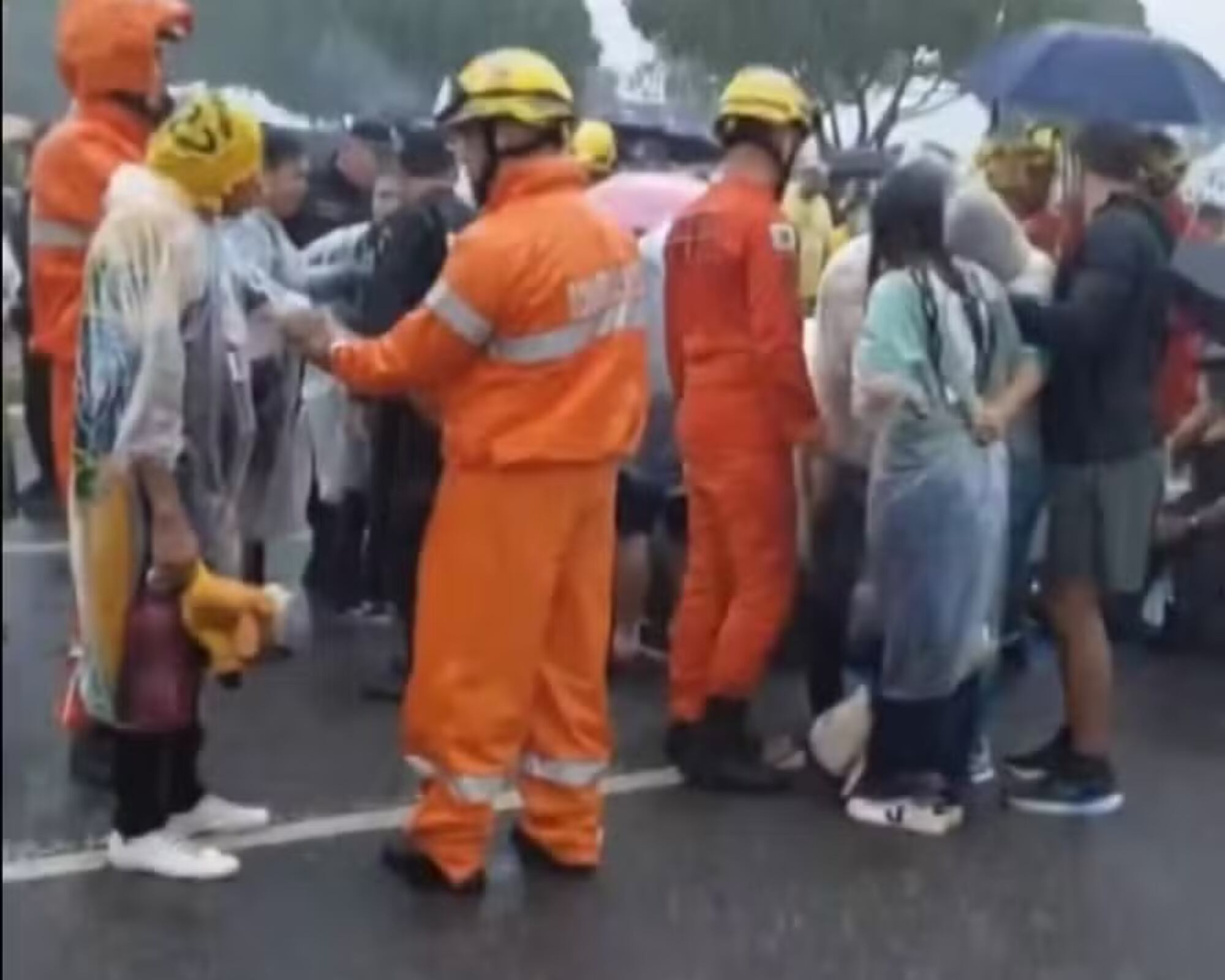 Durante la manifestación, y tras la caída del rayo, los bomberos atendieron inmediatamente a 89 personas, luego de la revisión, se determinó que hay 4 heridos graves.
(Foto:   Cortesía)