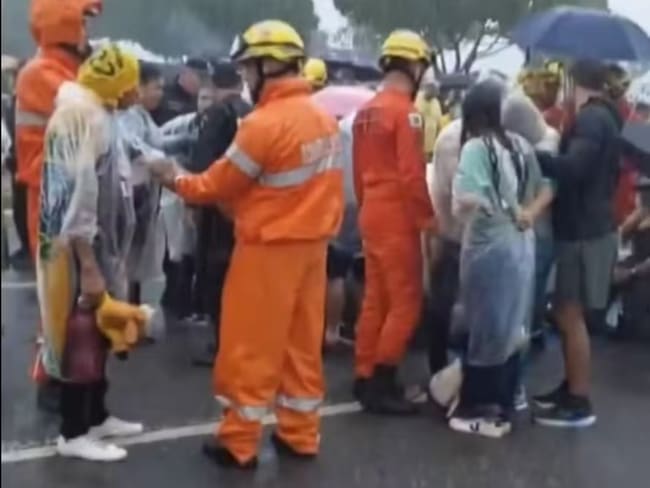 Durante la manifestación, y tras la caída del rayo, los bomberos atendieron inmediatamente a 89 personas, luego de la revisión, se determinó que hay 4 heridos graves.
(Foto: Cortesía)