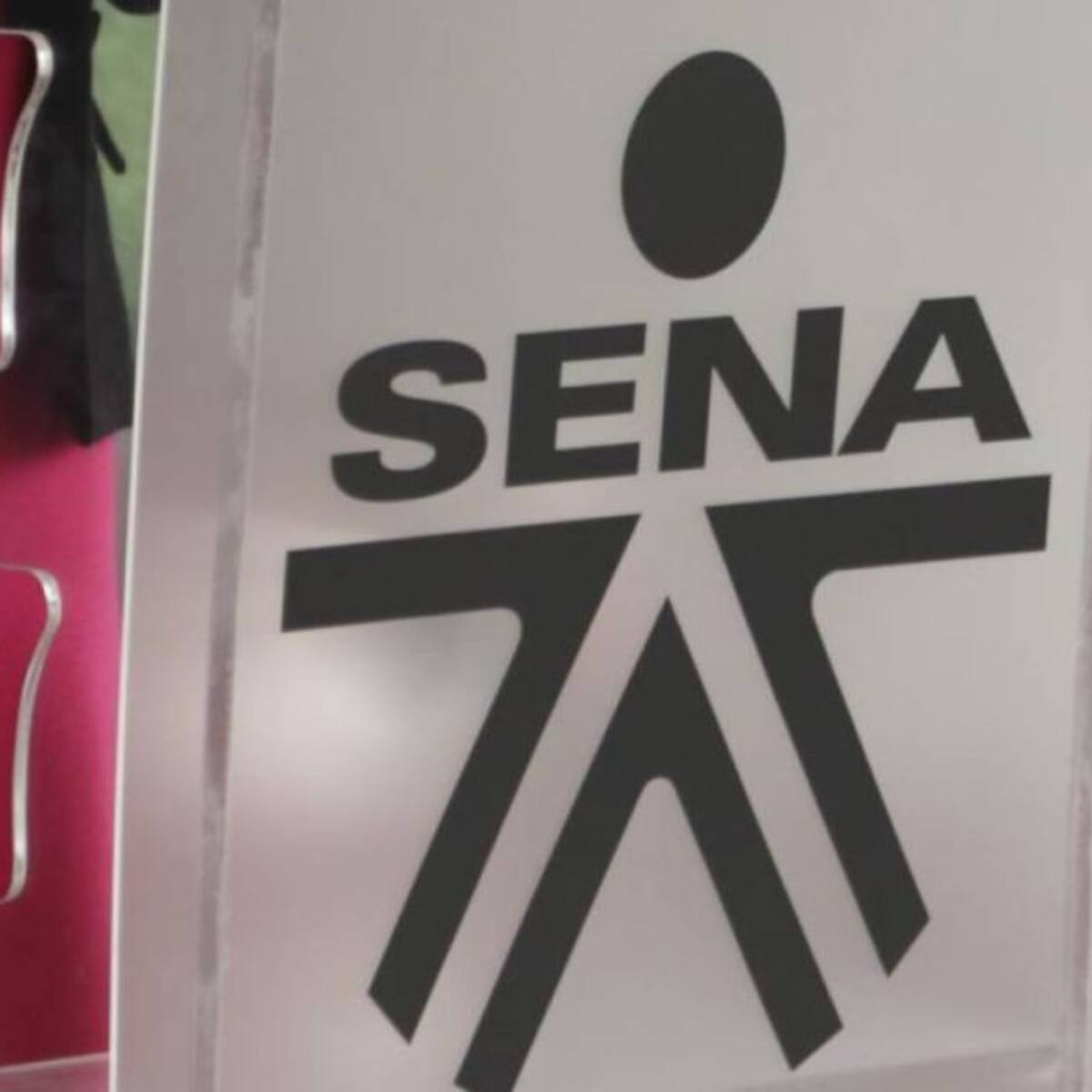 Con fotocopias y radio, estudiantes siguen con clases del Sena