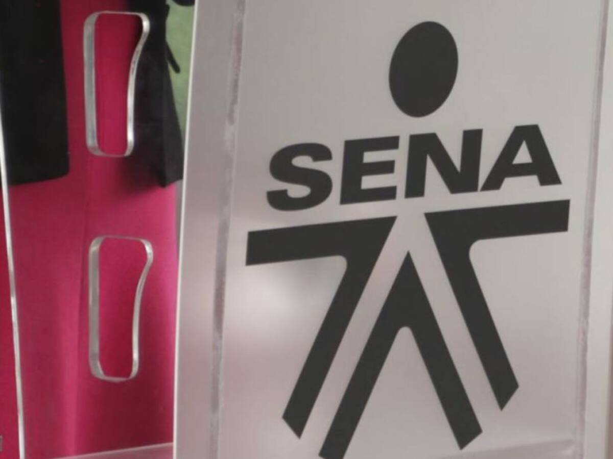 Con fotocopias y radio, estudiantes siguen con clases del Sena