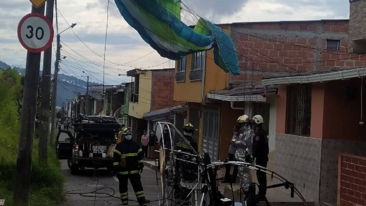 Parapentistas resultaron heridos cuando chocaron con un poste en La Enea