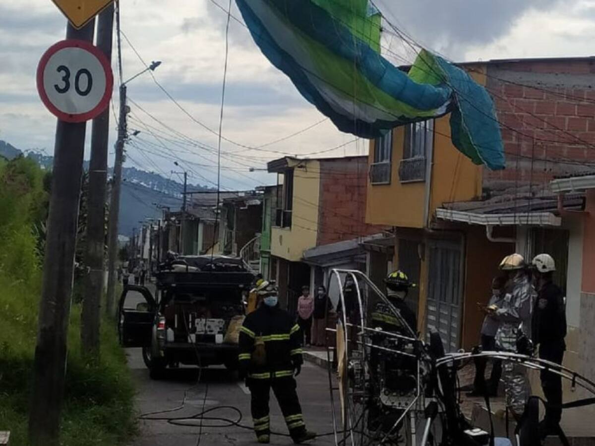 Parapentistas resultaron heridos cuando chocaron con un poste en La Enea