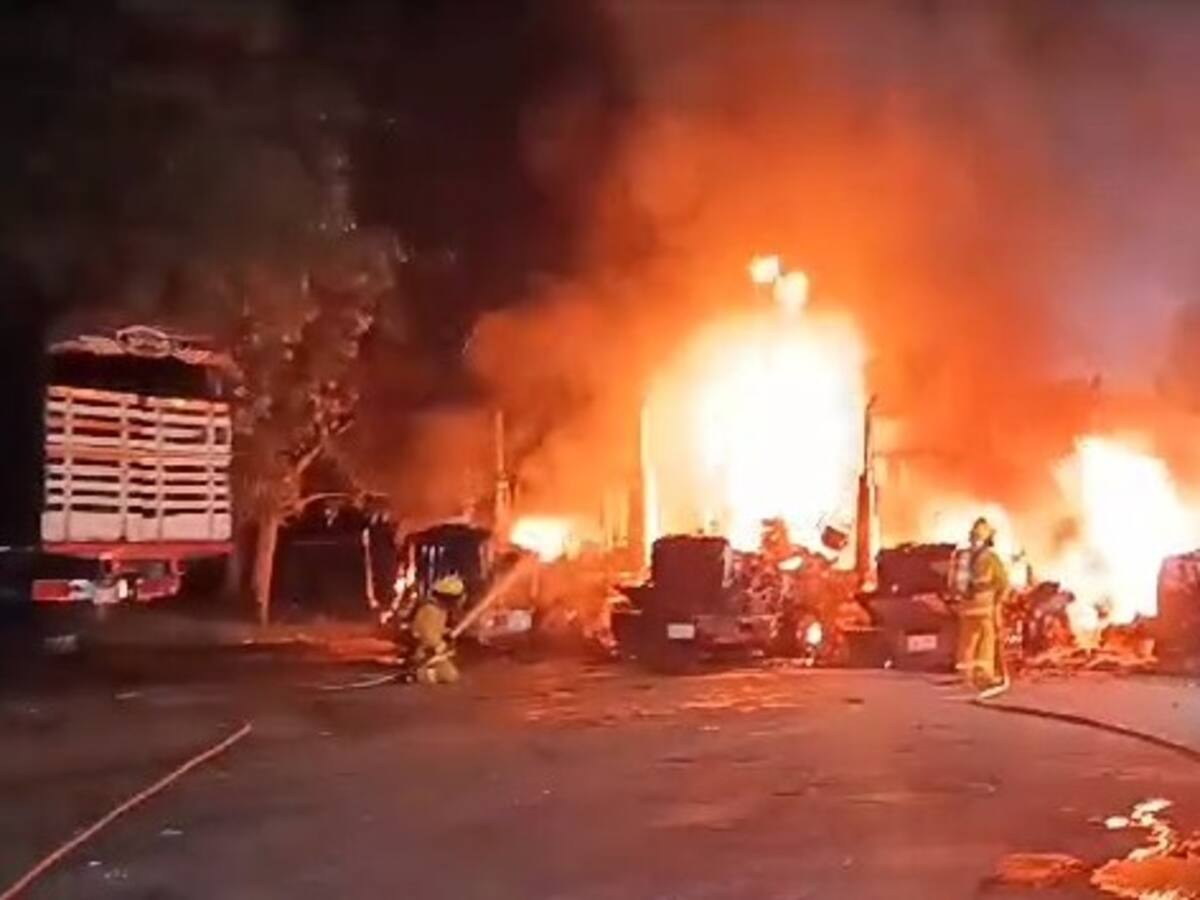 Incendio consumió cuatro tractomulas en la vía Bucaramanga - Barrancabermeja
