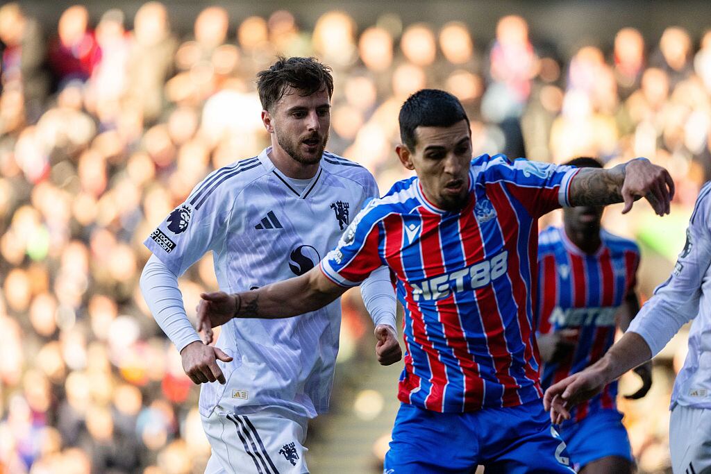 Mason Mount, de Manchester United, y Daniel Muñoz / Getty Images
