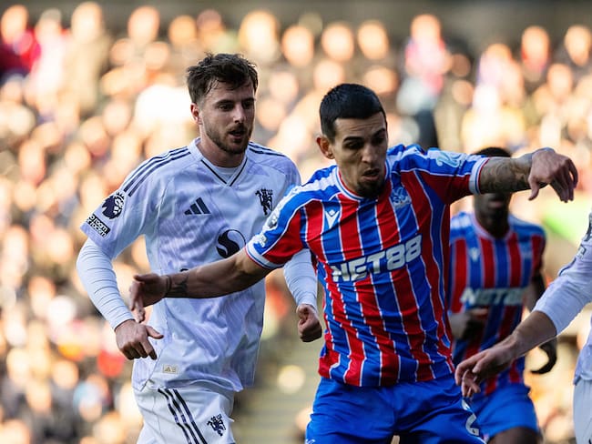 Mason Mount, de Manchester United, y Daniel Muñoz / Getty Images