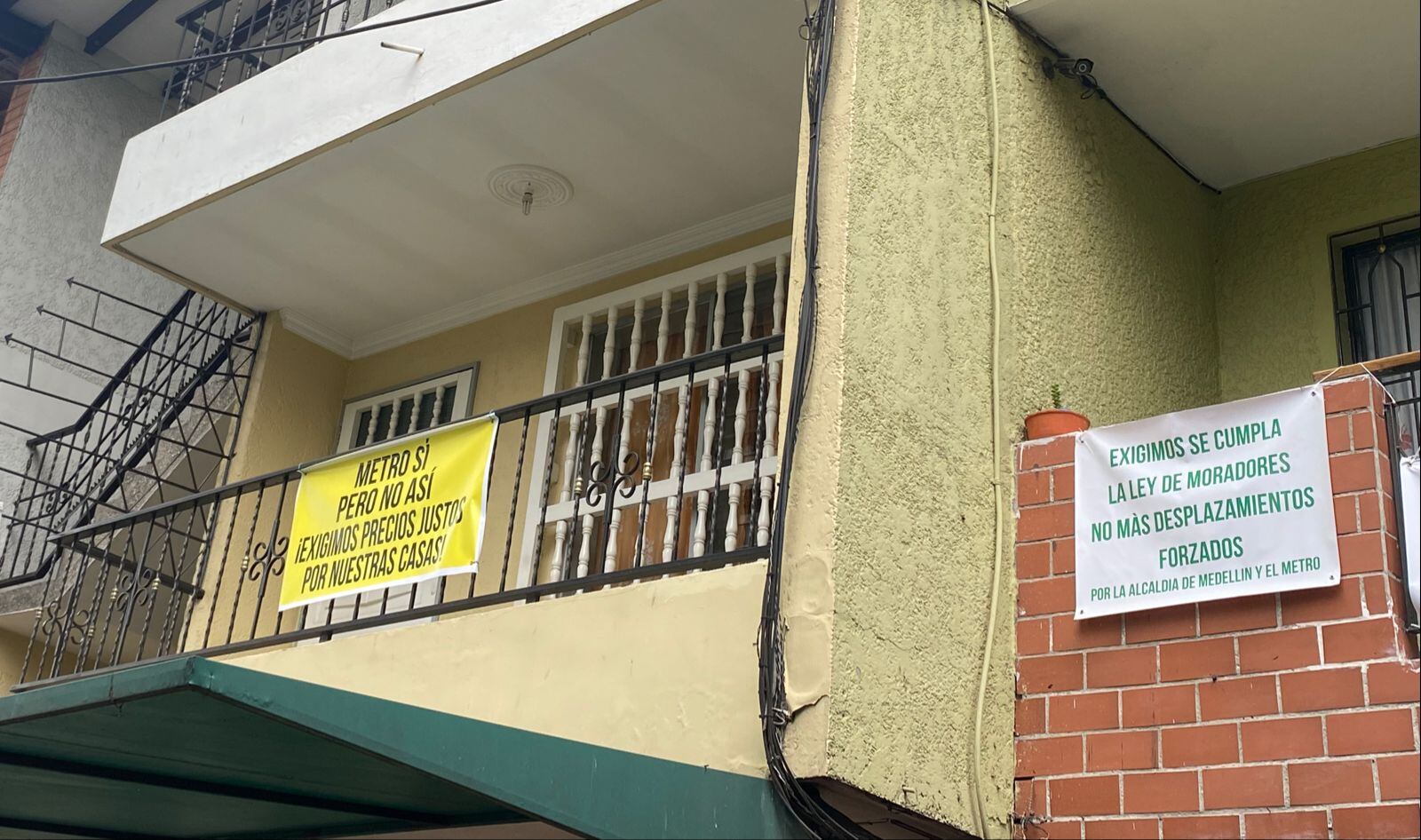 Comunidad de la Avenida 80 en Medellín exige que se cumpla la ley de protección a moradores