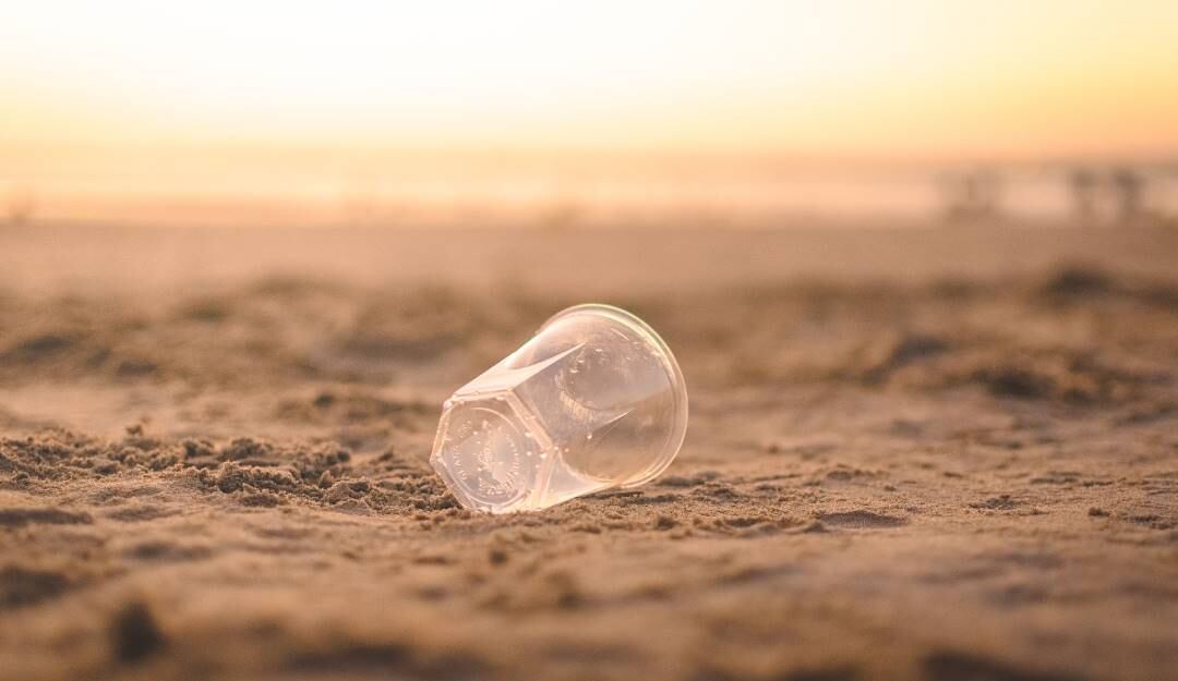 Desde 2018 se emitió la normativa para eliminación de plásticos de un solo uso en Santa Marta. Foto: Getty Images.