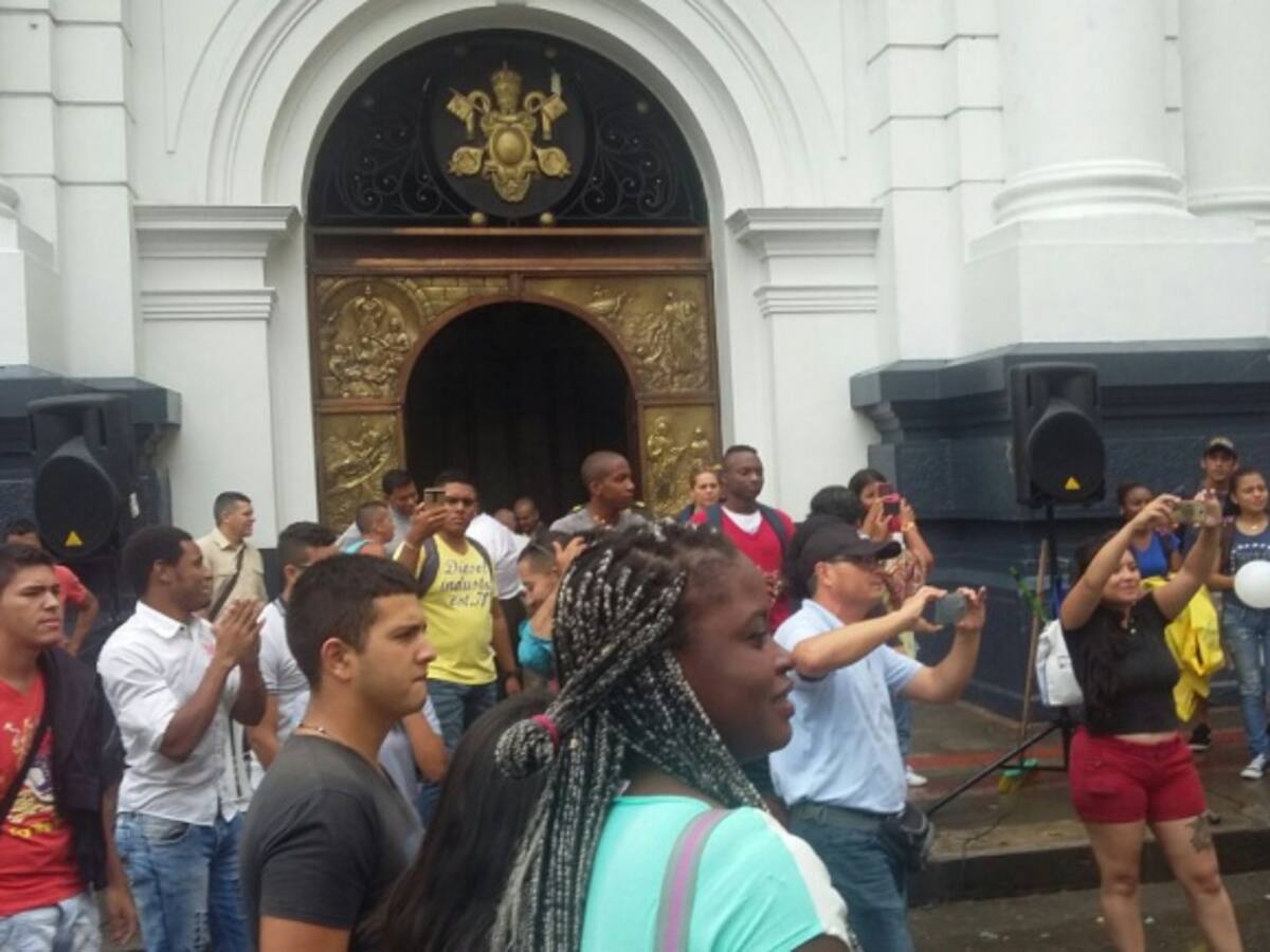 En caravana salieron de la Catedral de Cali estudiantes y egresados del Sena