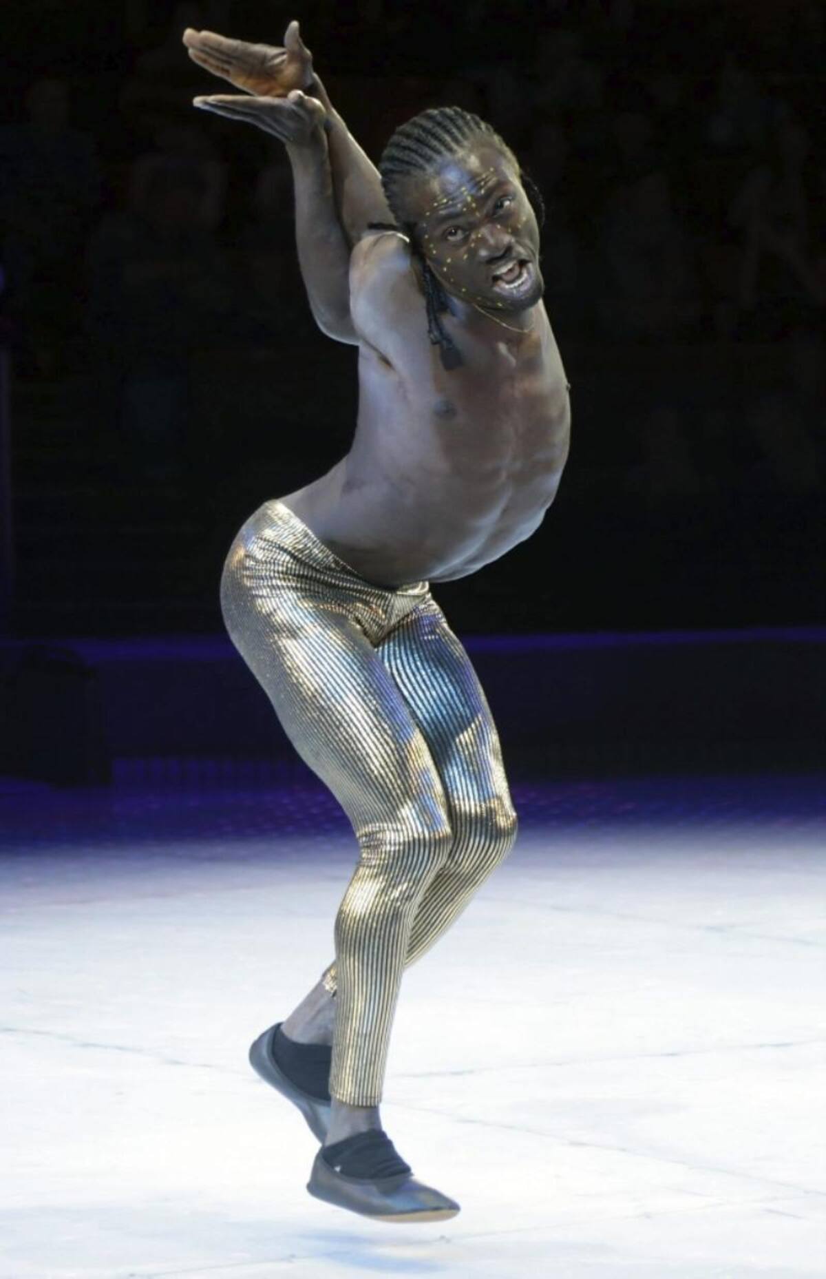 El ruso Dan Zapashny y su chimpancé, Malta, actúan durante la inauguración del Festival Mundial Moscu