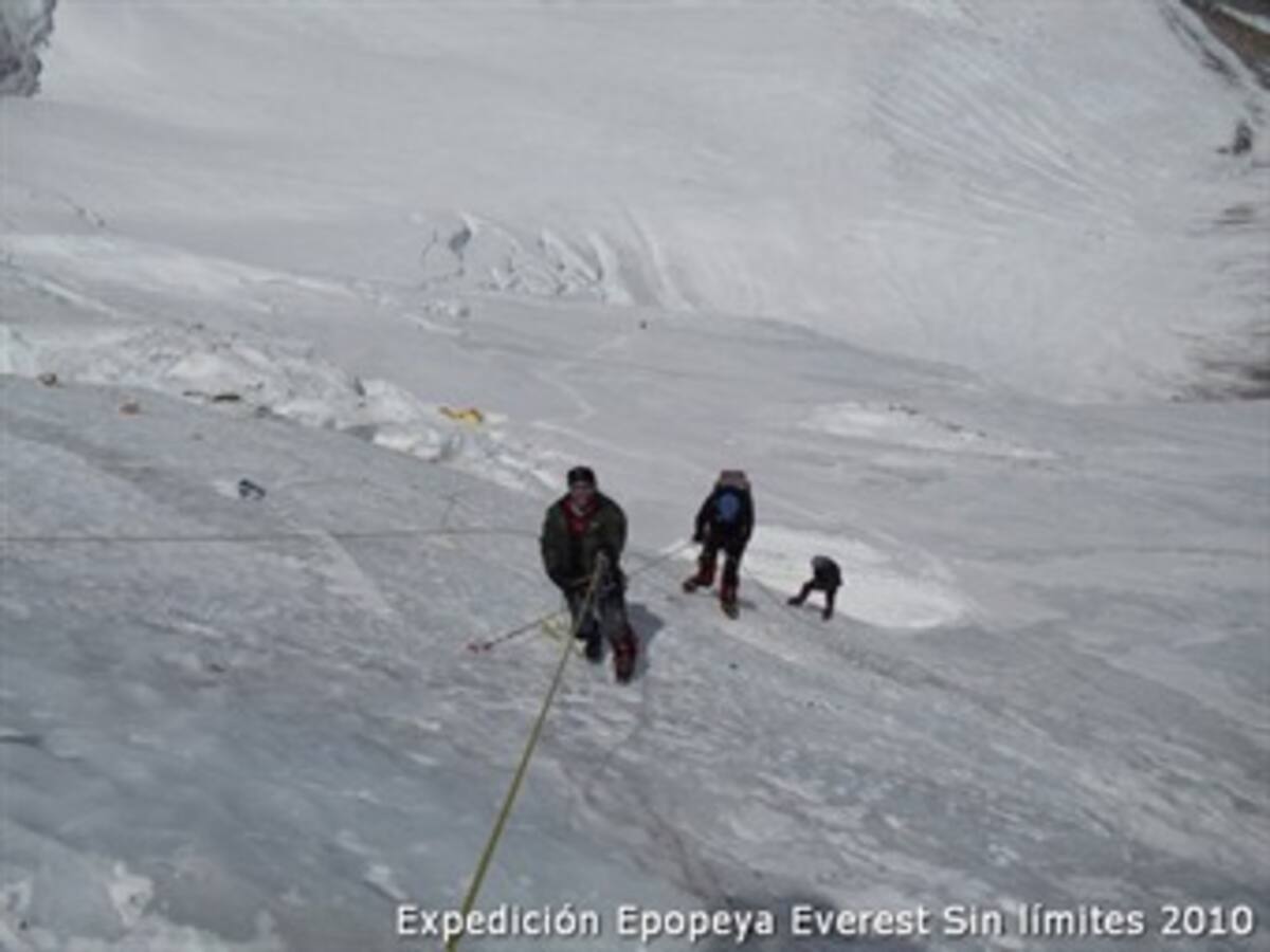 La Expedición colombiana al Everest carga energías para iniciar los últimos ascensos