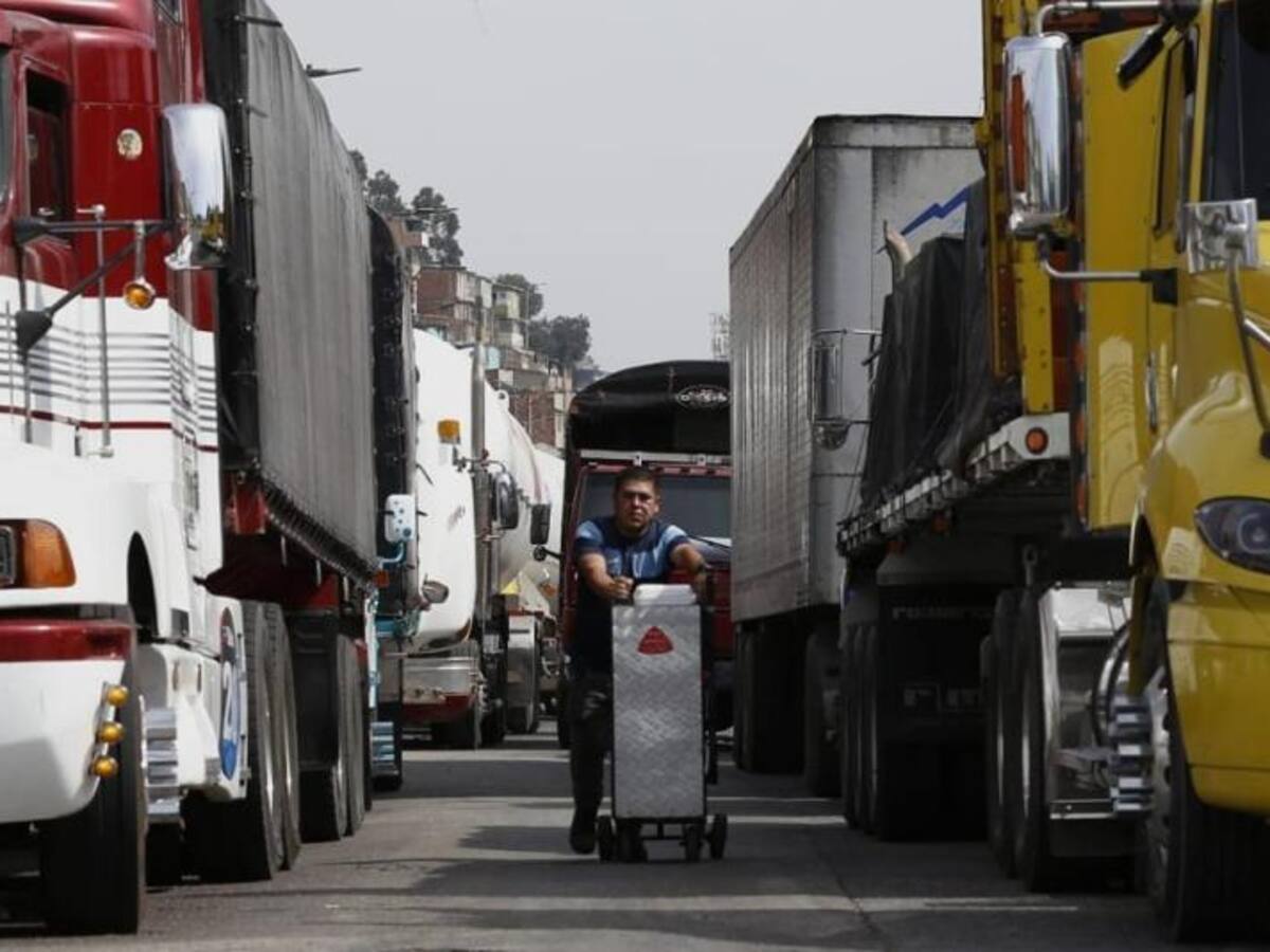 Bloqueo de vías tiene al transporte de carga en crisis en el occidente del Huila