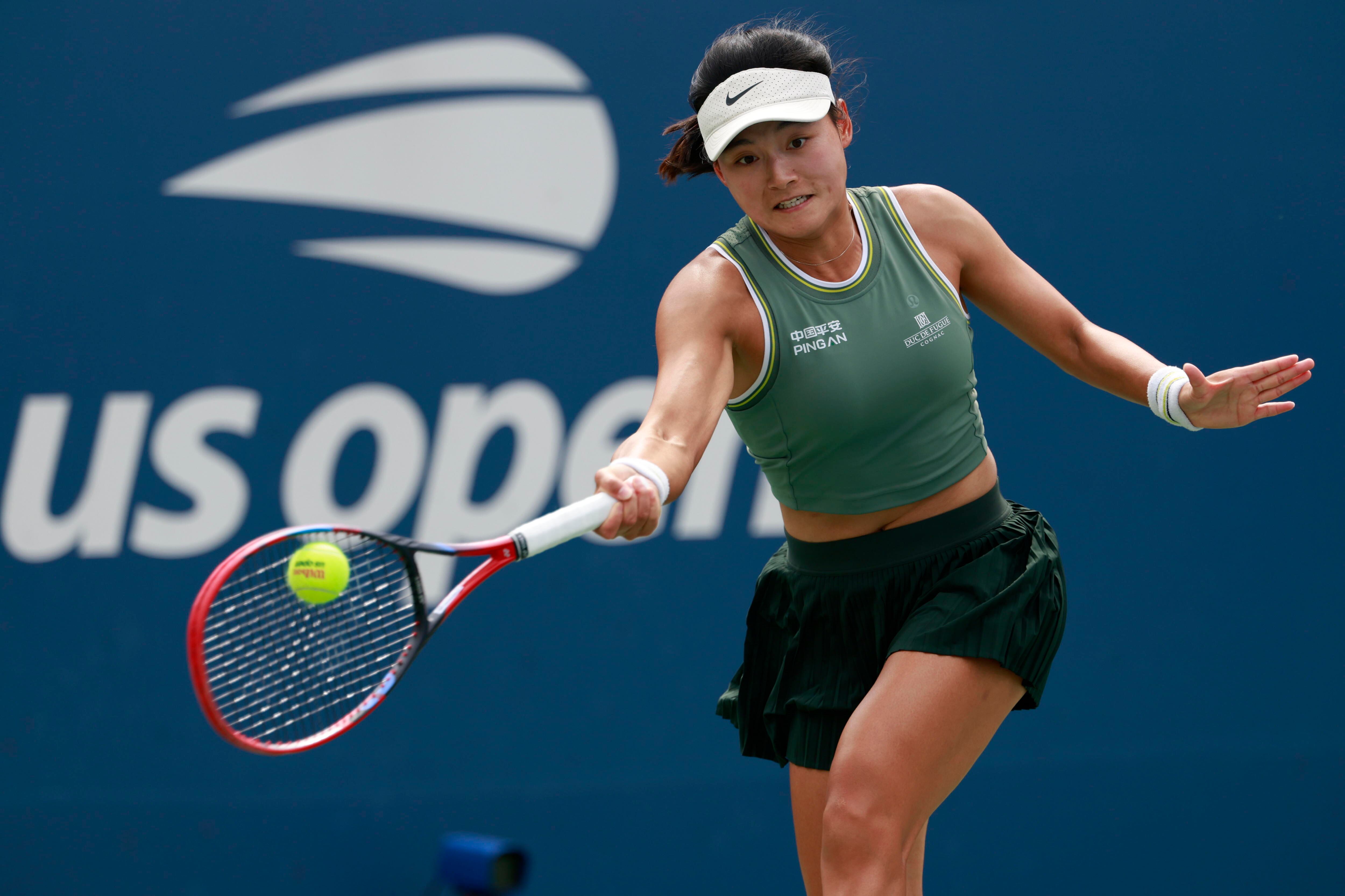 Flushing Meadows (United States), 30/08/2024.- Yafan Wang of China in action against Victoria Azarenka of Belarus (unseen) during their third round match at the US Open Tennis Championships at the USTA Billie Jean King National Tennis Center in Flushing Meadows, New York, USA, 30 August 2024. The US Open tournament runs from 26 August through 08 September. (Tenis, Bielorrusia, Nueva York) EFE/EPA/JOHN G. MABANGLO