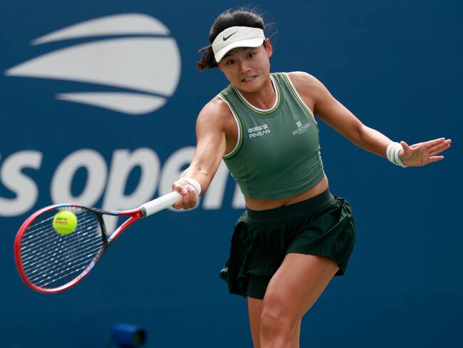 Flushing Meadows (United States), 30/08/2024.- Yafan Wang of China in action against Victoria Azarenka of Belarus (unseen) during their third round match at the US Open Tennis Championships at the USTA Billie Jean King National Tennis Center in Flushing Meadows, New York, USA, 30 August 2024. The US Open tournament runs from 26 August through 08 September. (Tenis, Bielorrusia, Nueva York) EFE/EPA/JOHN G. MABANGLO