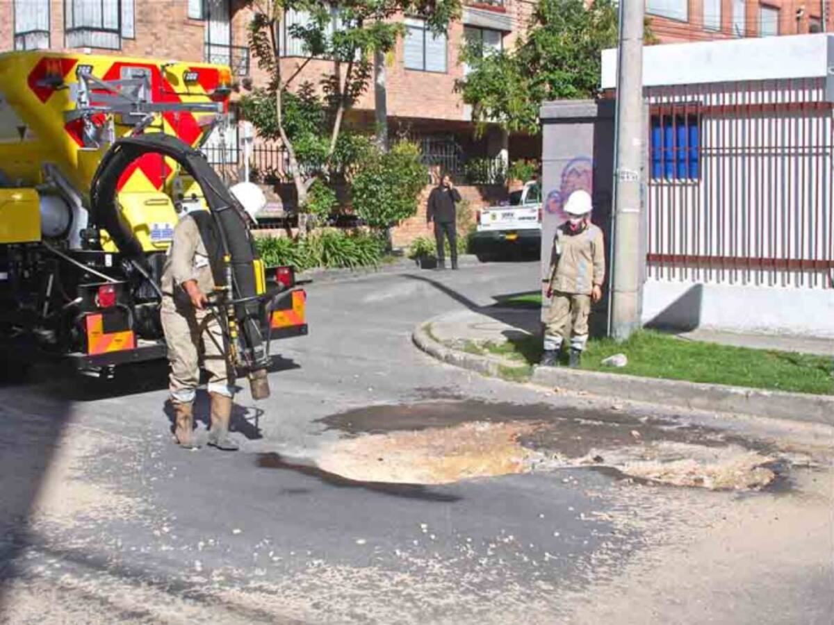Cruzada tapahuecos en la Av. 68 en Bogotá