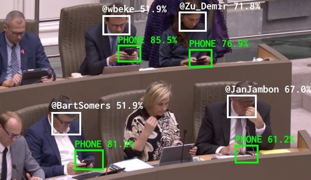 ¡Atentos políticos! Sistema detecta cuando mira el celular en plenaria